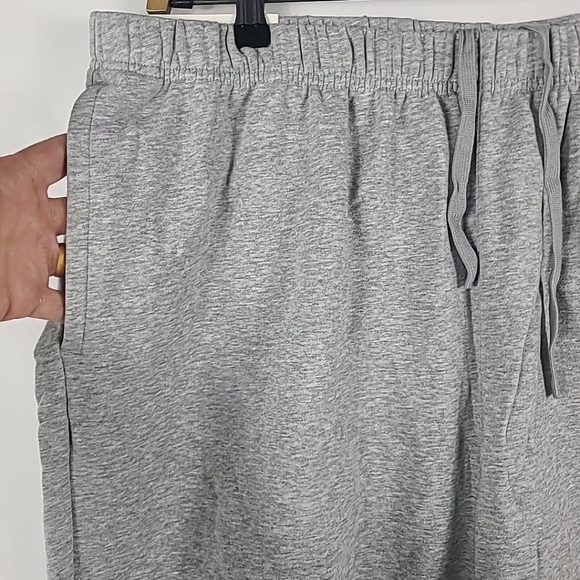 NWT Uniqlo Men's Extra Stretch Sweat Shorts Gray 8" Size 3XL - Picture 2 of 6
